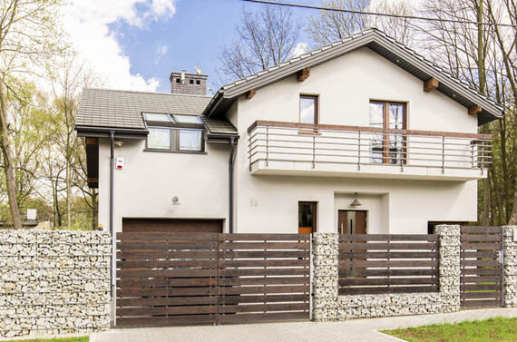 Clôture avec couleurs et design variés